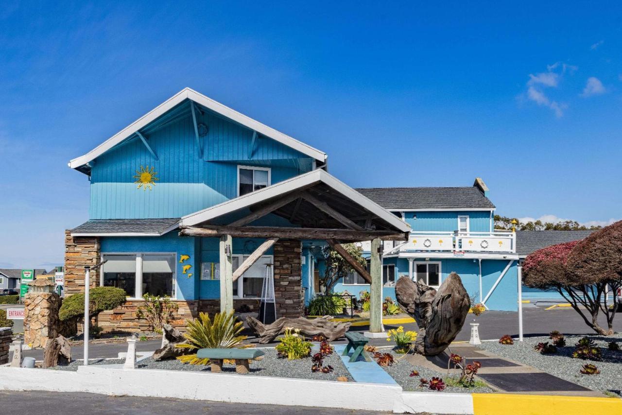 Oceanside Inn & Suites, A Days Inn By Wyndham Fort Bragg Exterior photo